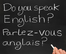 "Do you speak English? Parlez-vous anglais?" written in chalk on a blackboard